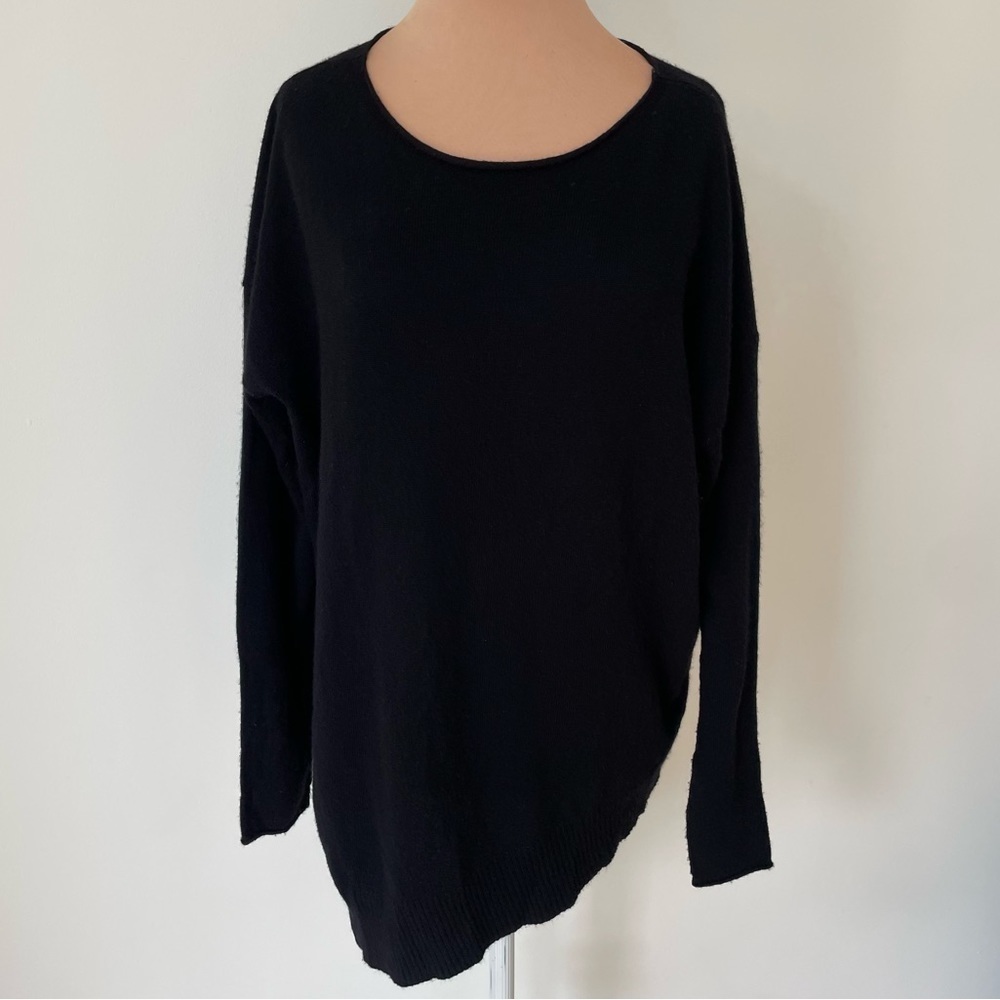 NILI LOTAN Scoop Neck Asymmetric Side Slit Black Cashmere Sweater EUC Size XS